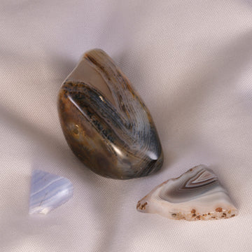 Exquisite Agate jewelry pieces showcasing their unique layers and natural patterns, ideal for healing and spiritual connection.
